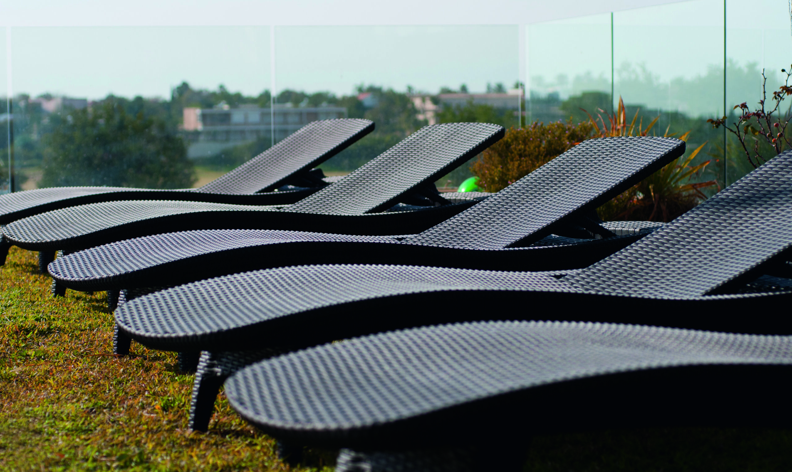 Zestaw leżaków KETER Pacific brąz 2 leżaki ze stolikiem bocznym - obrazek 7