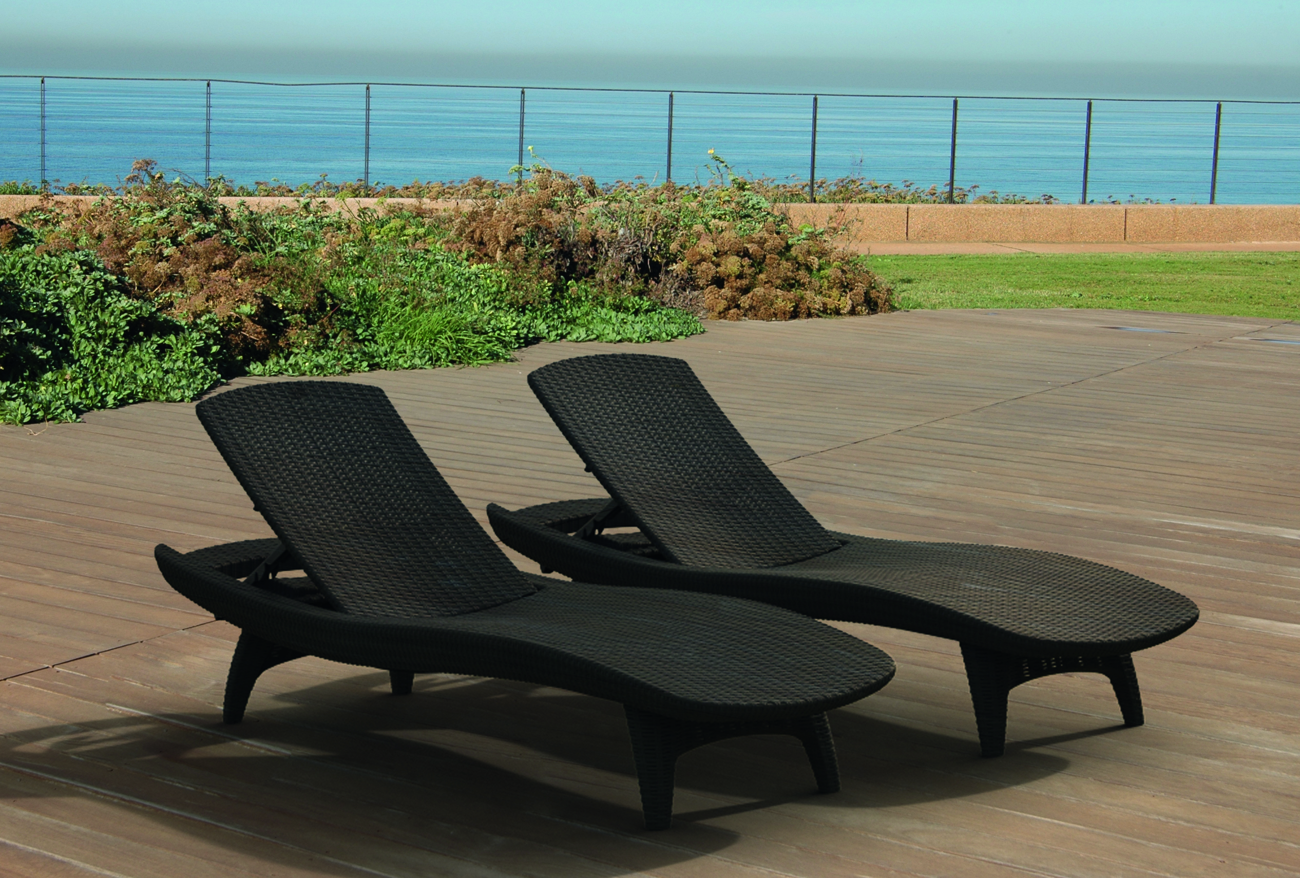 Zestaw leżaków KETER Pacific brąz 2 leżaki ze stolikiem bocznym - obrazek 6