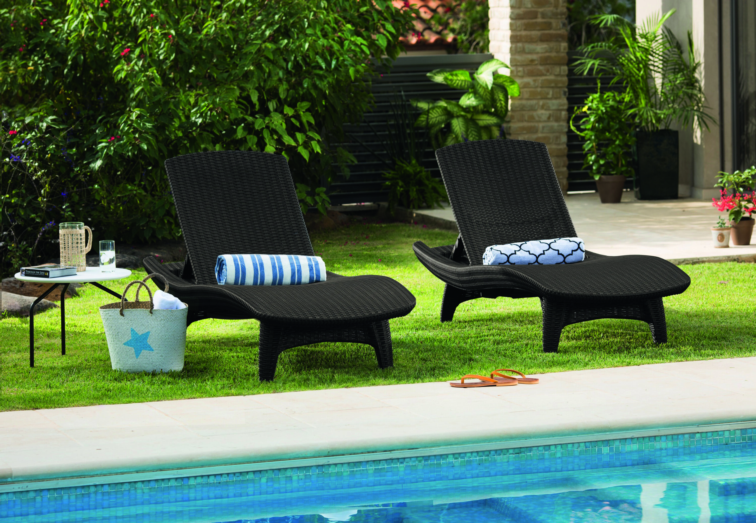 Zestaw leżaków KETER Pacific brąz 2 leżaki ze stolikiem bocznym - obrazek 4