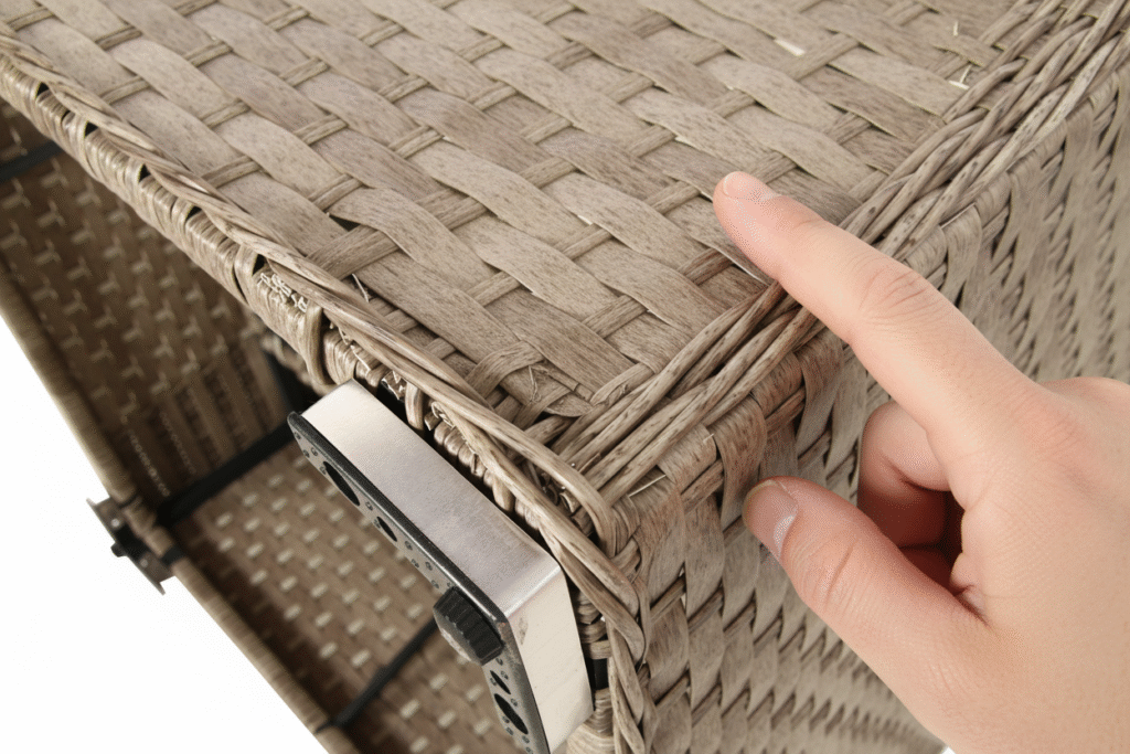 Dłoń wskazuje na 2 rodzaje plecionek technorattanowych: płaska i okrągła