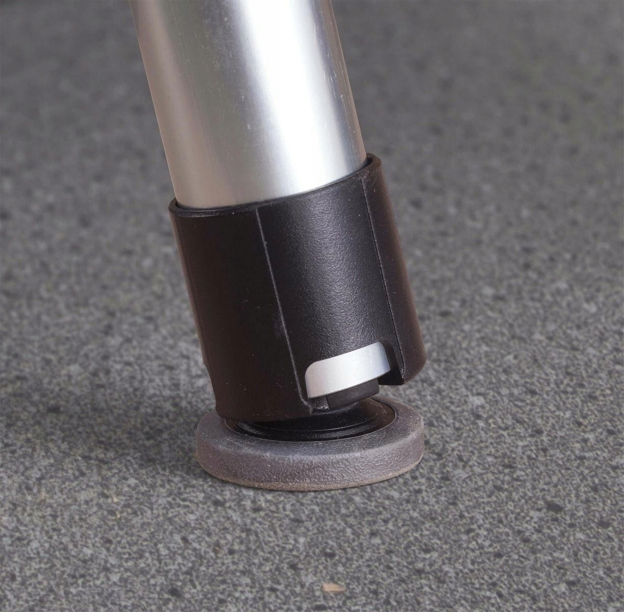 Antypośligowa nóżka stołu warsztatowego KETER JOBMADE