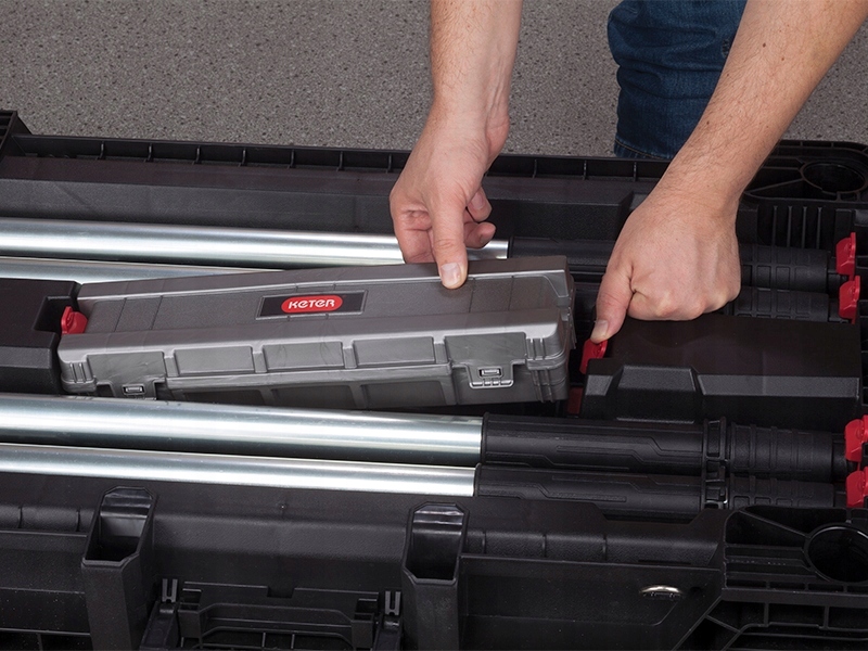 Organizer dołączony do zestawu KETER stół warsztatowy JOBMADE
