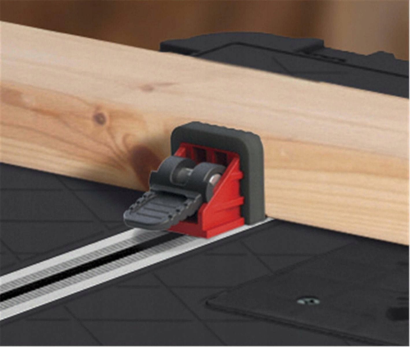 Zaciski dołączone do zestawu stołu warsztatowego KETER JOBMADE