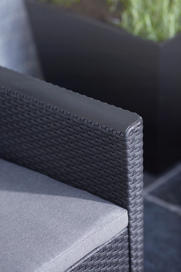 Zbliżenie na fakturę mebli CLAIRE sofa 2-osobowa GRAFIT